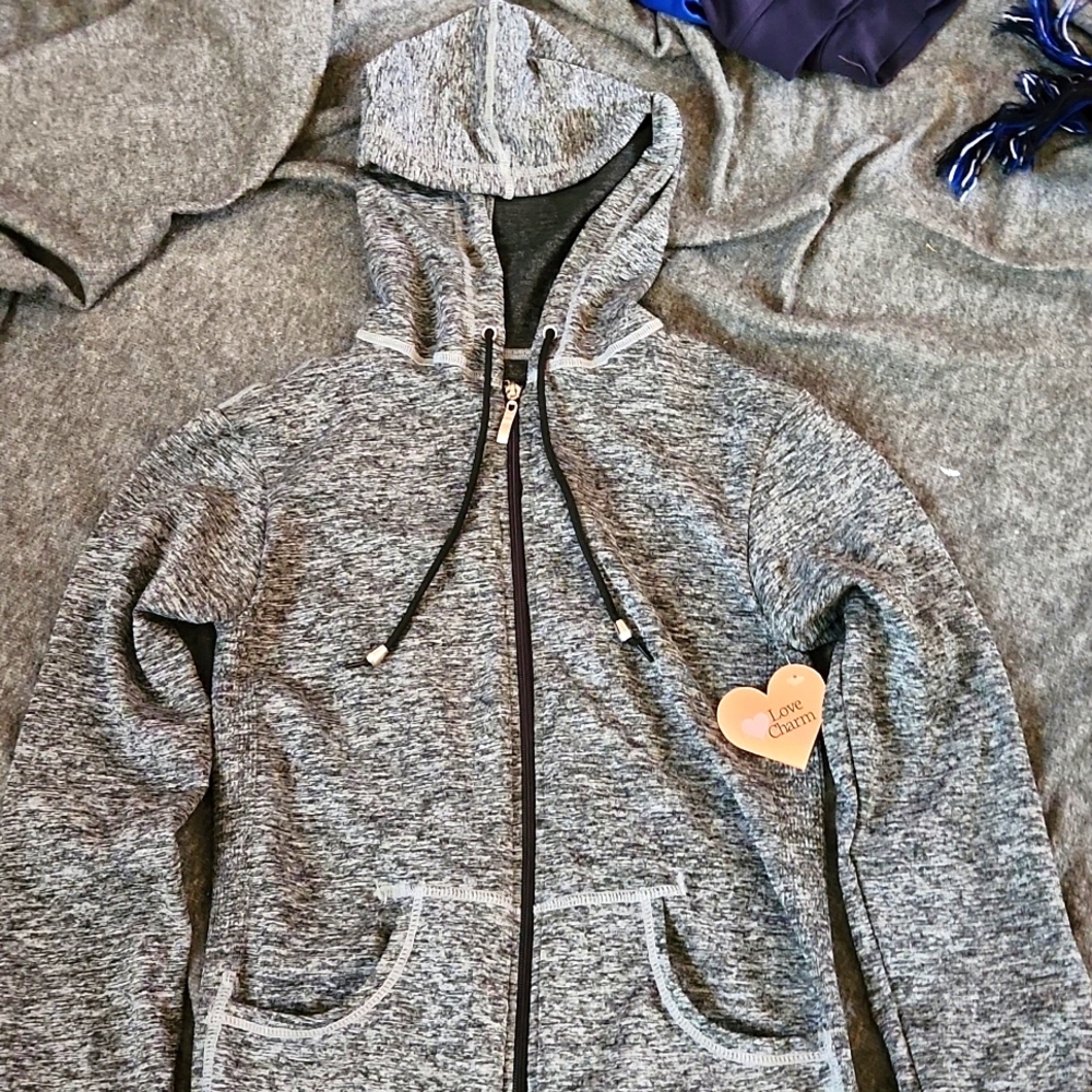 Selling a grey silver hoodie size M/L